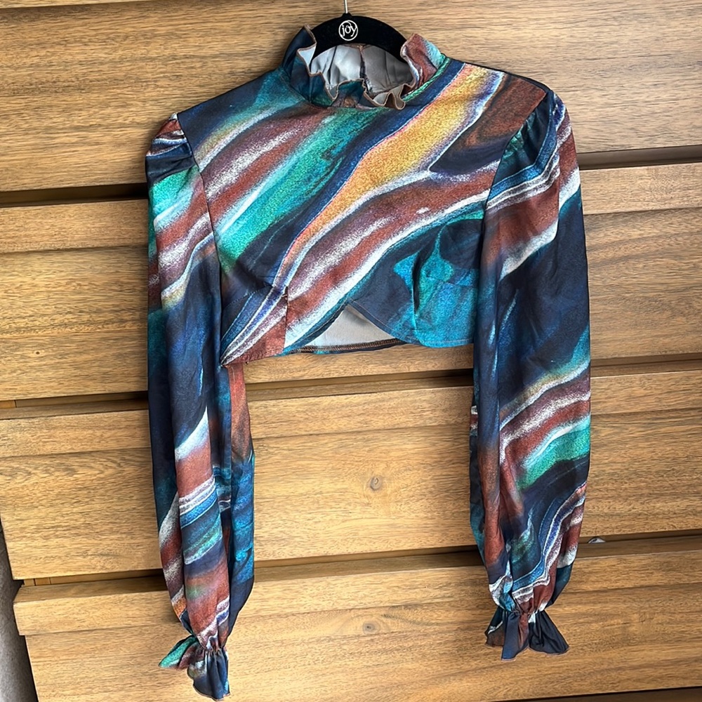 Abstract long sleeve, cut out back crop top